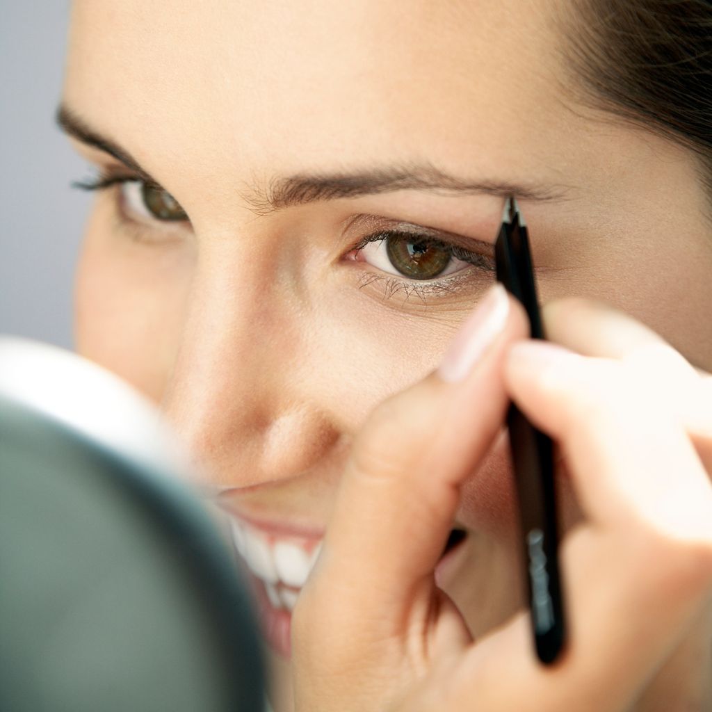 woman filling in her eyebrows