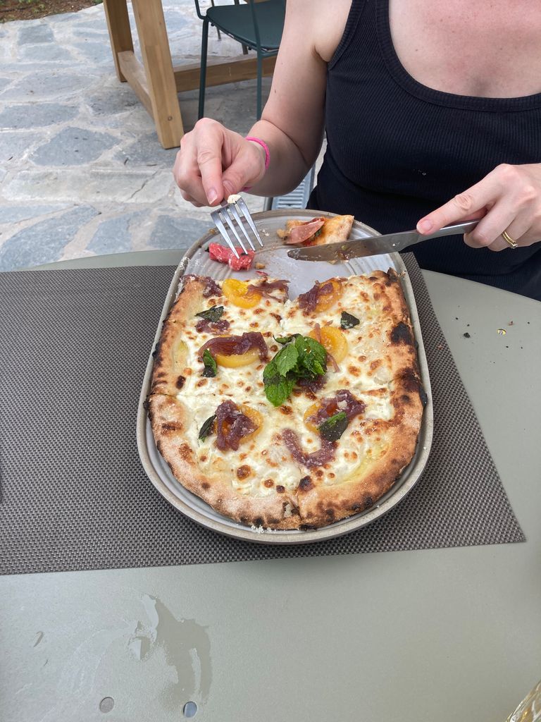 Women with pizza