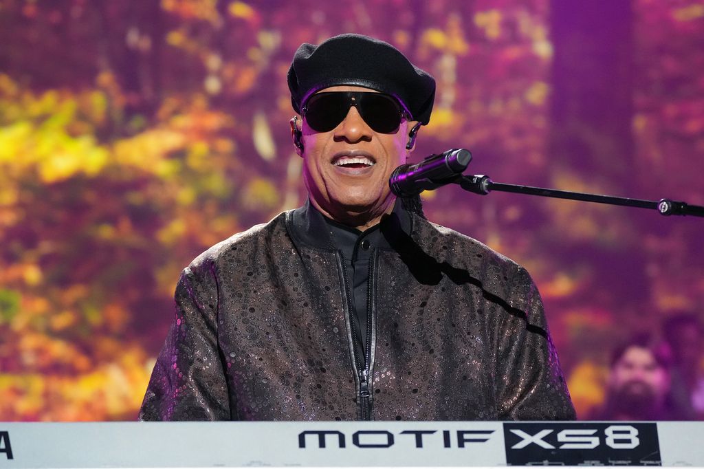 Stevie Wonder se produit sur scène lors des musicares de l'année en l'honneur de Berry Gordy et Smokey Robinson au Los Angeles Convention Center le 03 février 2023 à Los Angeles, en Californie.