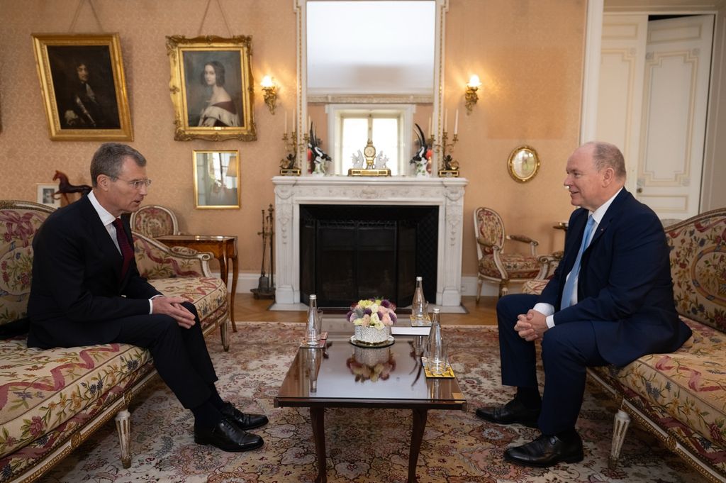 Prince Albert II de Monaco avec Christophe Mirmand, le nouveau ministre d'État de Principauté de Monaco dans le Palais Principien
