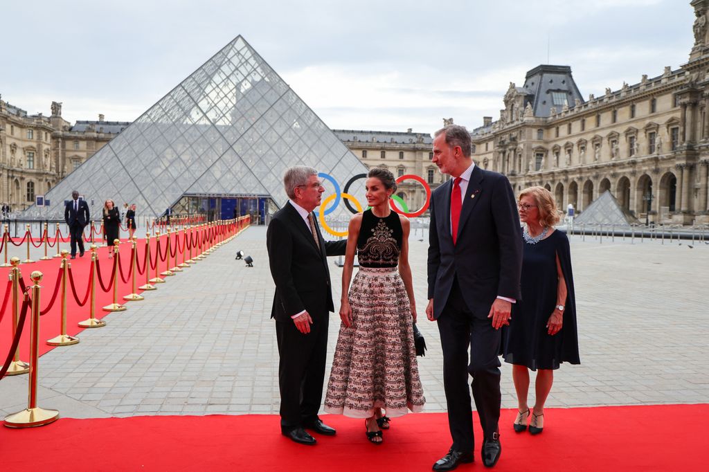   A rainha Letizia da Espanha em Paris na Pirâmide do Louvre