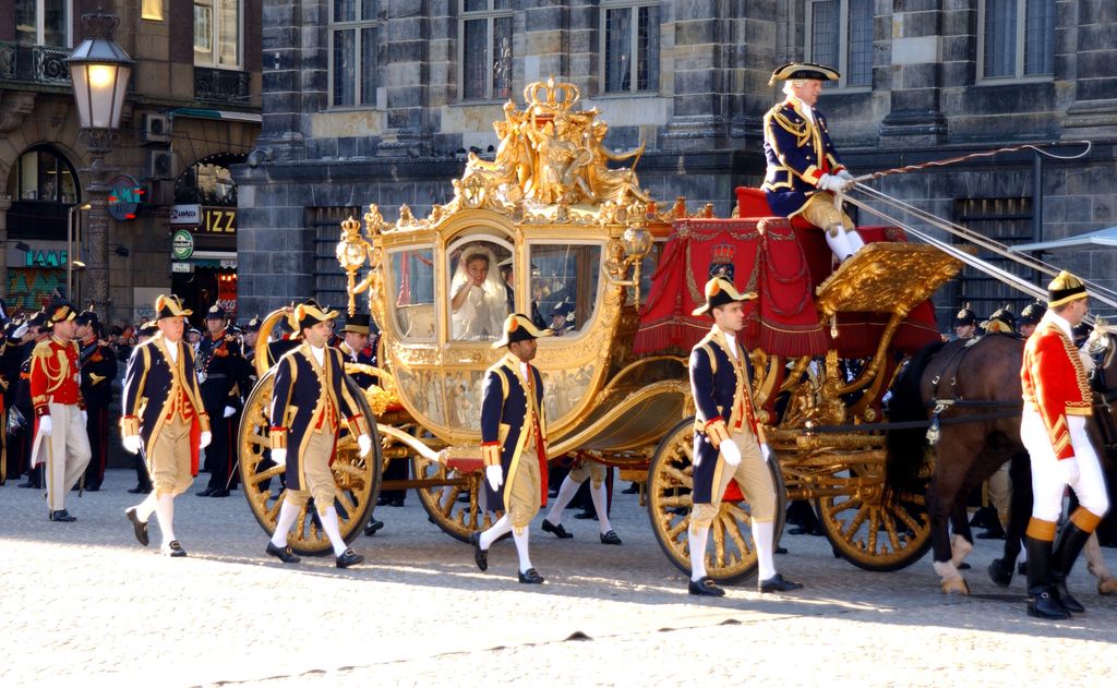 Willem Alexander and his bride in a golden carriage 