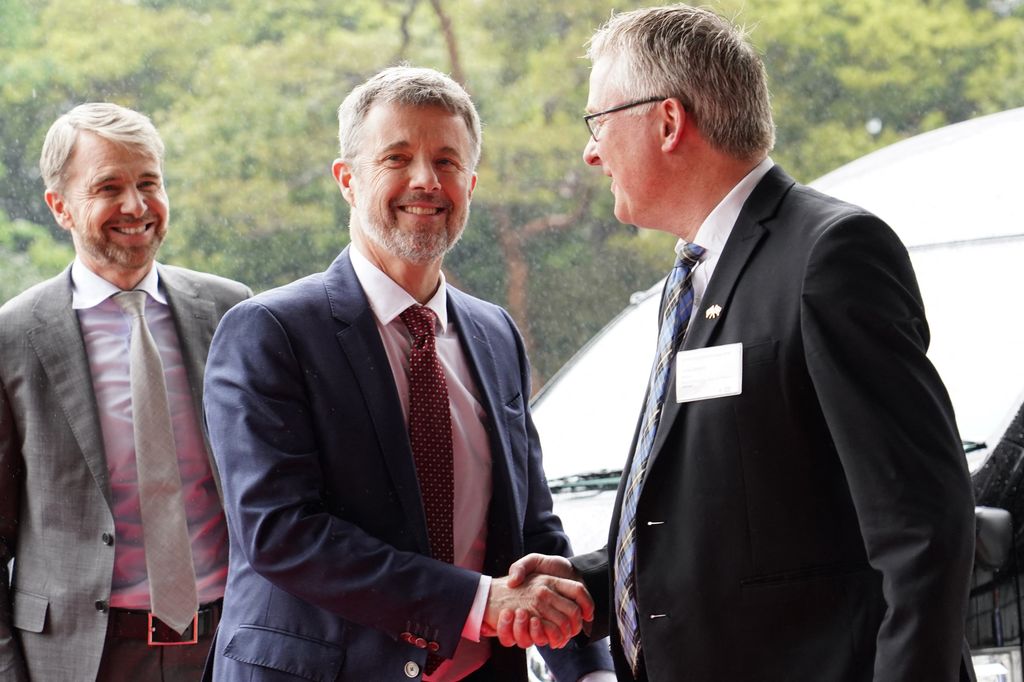 King Frederik shaking hands with Jacob Jensen