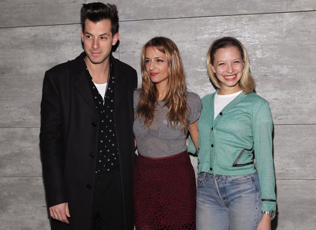 Rencontrez la famille de Mark Ronson - y compris l'épouse de l'actrice et sa mère mégastar hollywoodienne 2 Mark Ronson, la créatrice Charlotte Ronson et Annabelle Dexter Jones au défilé Charlotte Ronson en 2015