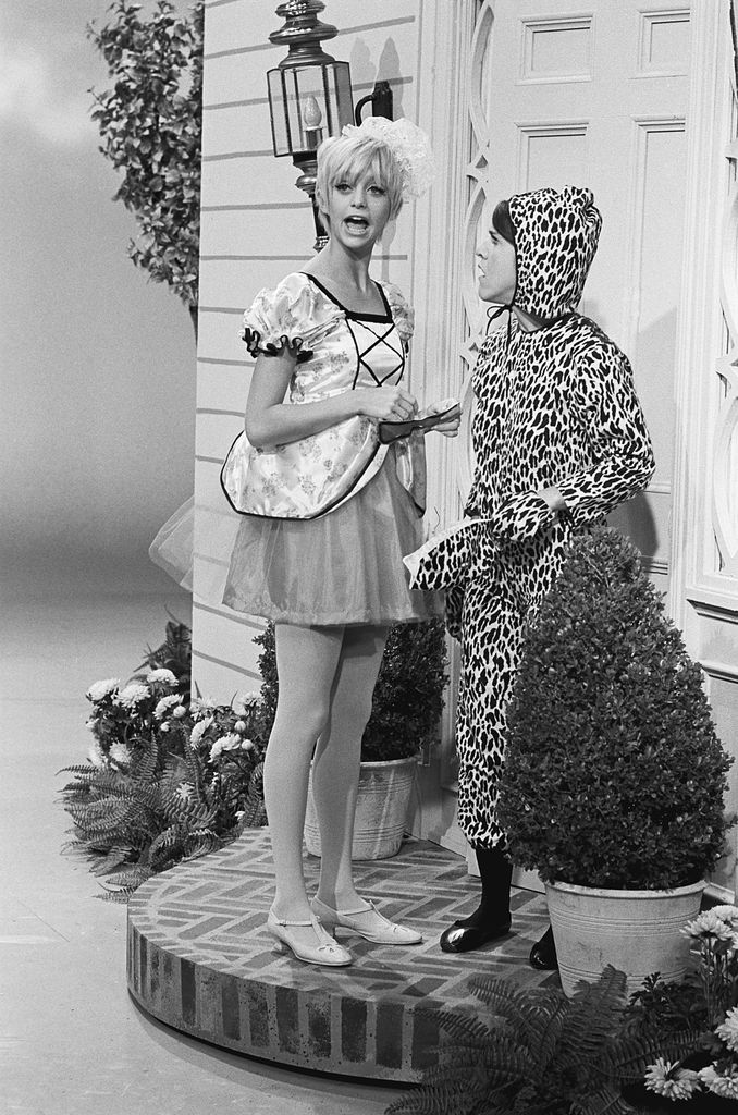 goldie hawn and ruth buzzi on rowan and martin's laugh in