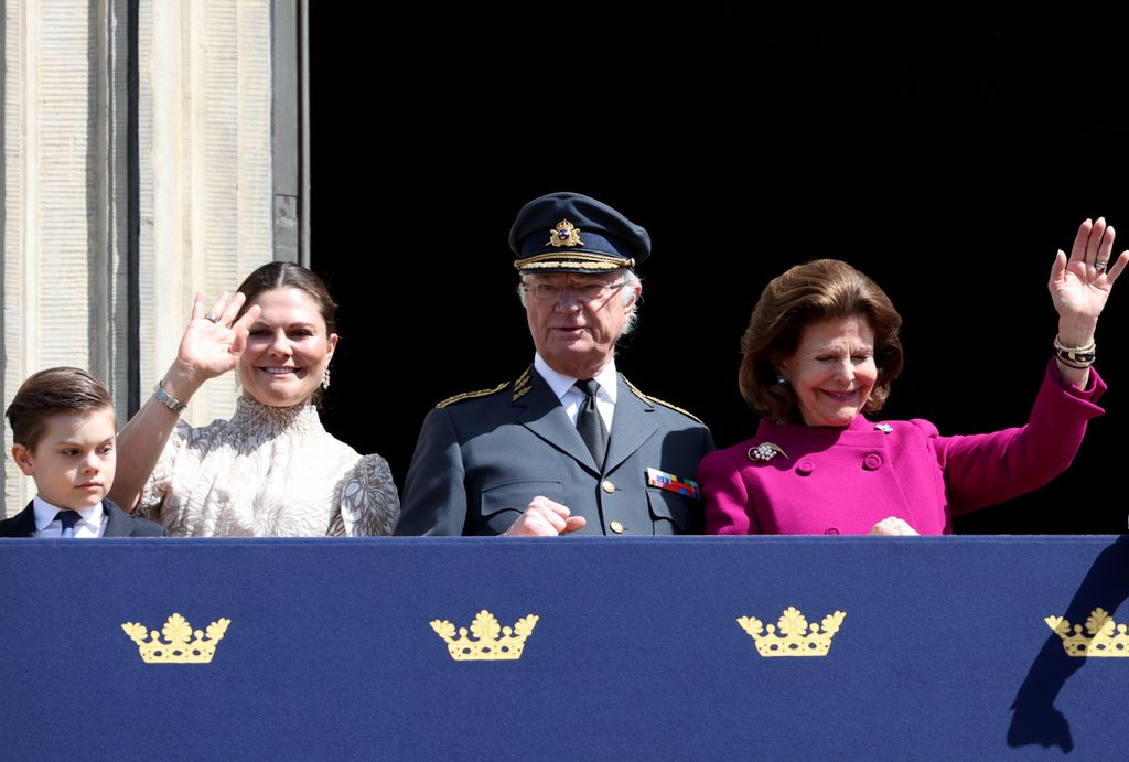 Prince Oscar, Crown Princess Victoria, King Carl Gustaf and Queen Silvia waving from a balcony