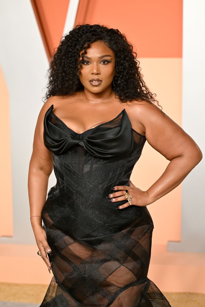Gaun hitam Lizzo