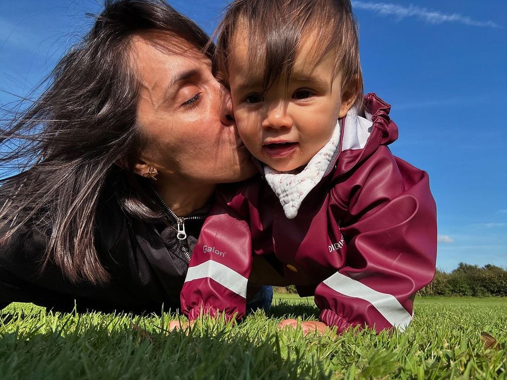 Janette shared a beautiful sun-soaked photograph alongside her daughter Lyra