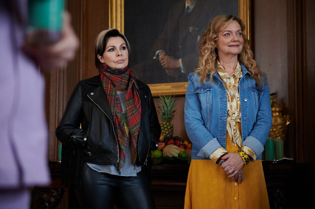 Le drame « délicieusement séduisant » de la star des Shetland, Queens of Mystery, est votre frénésie télévisée du week-end 4 Cat (Julie Graham) et Beth (Sarah Woodward) dans Queens of Mystery