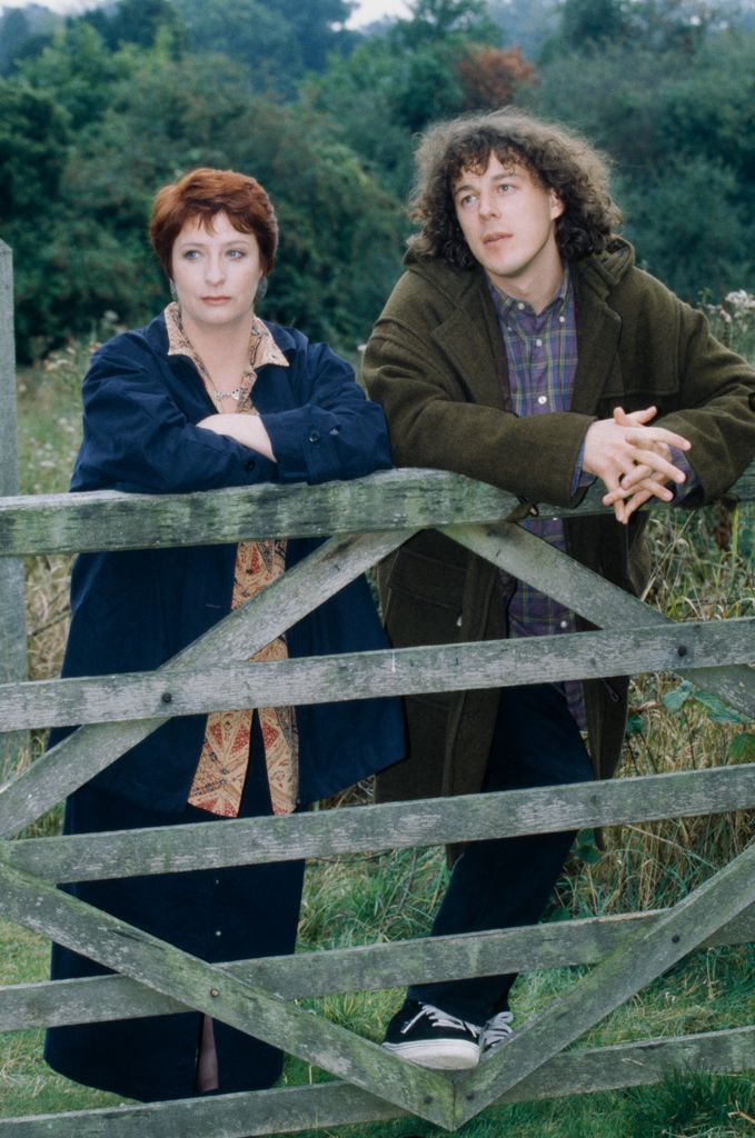 English actor and comedian Alan Davies with actress Caroline Quentin in a promotional portrait for the BBC1 television series 'Jonathan Creek', UK, 20th September 1996.  (Photo by Larry Ellis Collection/Getty Images)