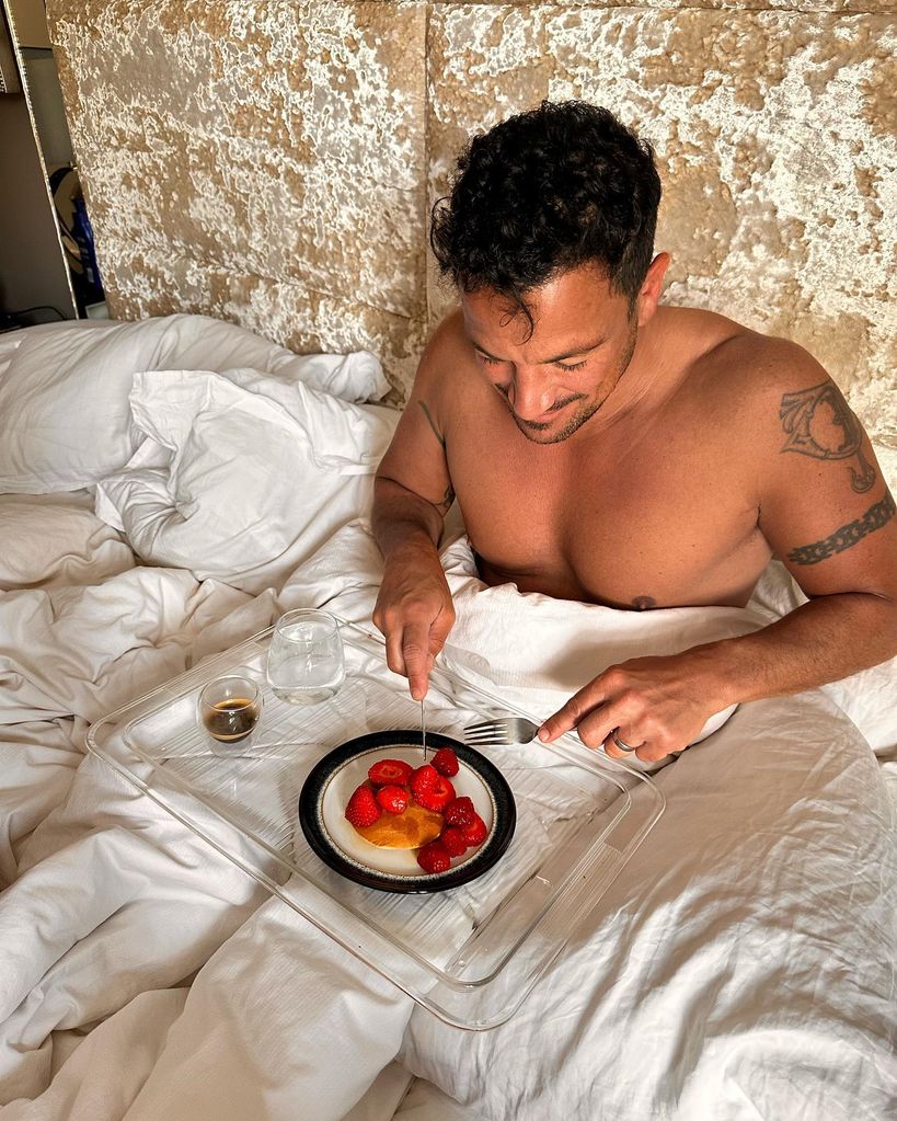 peter andre eating breakfast in bed 