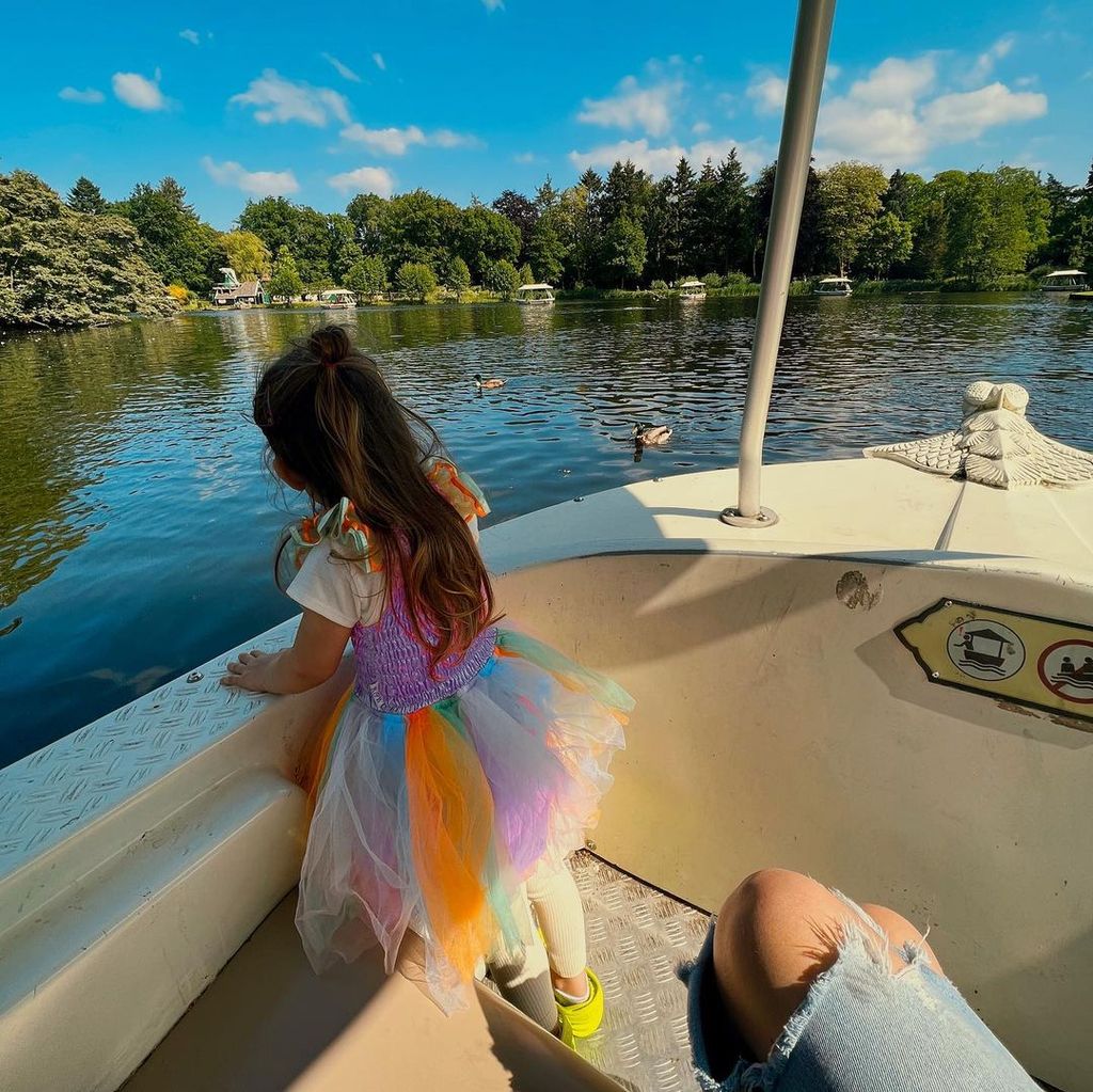 gigi hadid daughter khai peering over boat