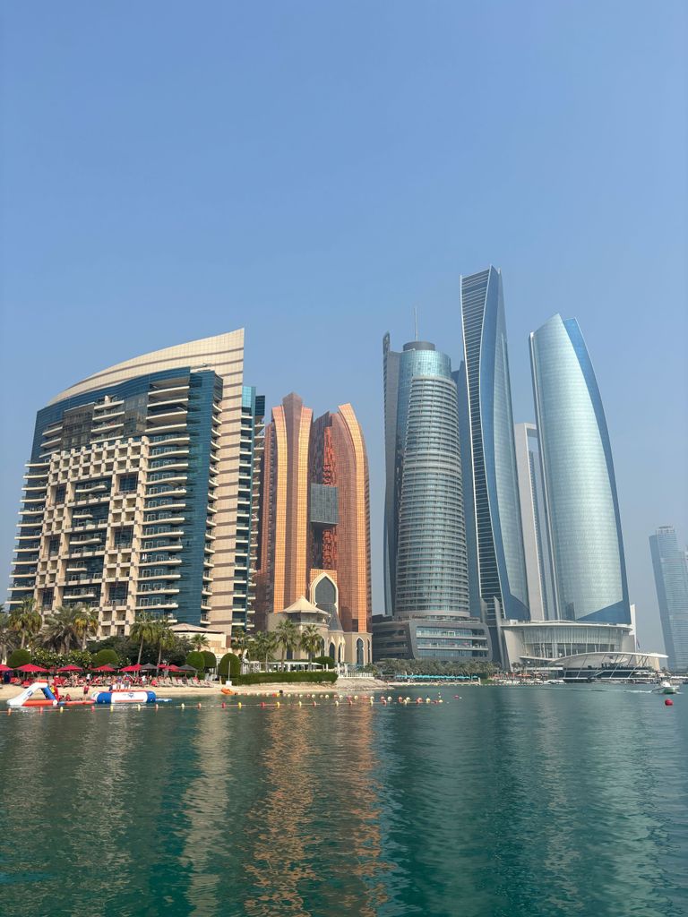 Une excursion en bateau à Abu Dhabi vous offre des vues sur une architecture incroyable