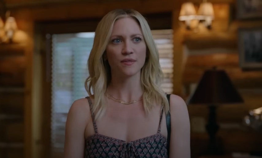 Gros plan d'une femme blonde dans la cabine