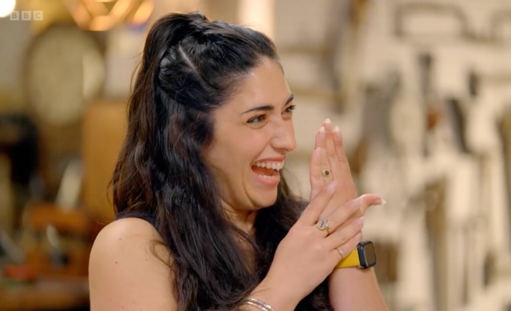 Angelina showed her new ring