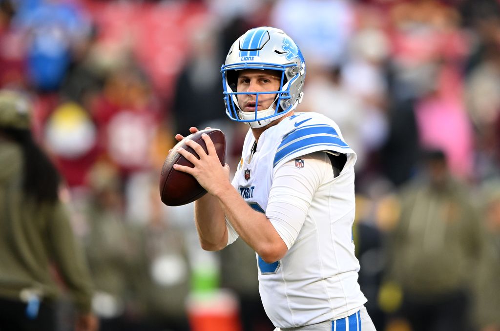 Jared Goff warms up before the game against the Washington Commanders