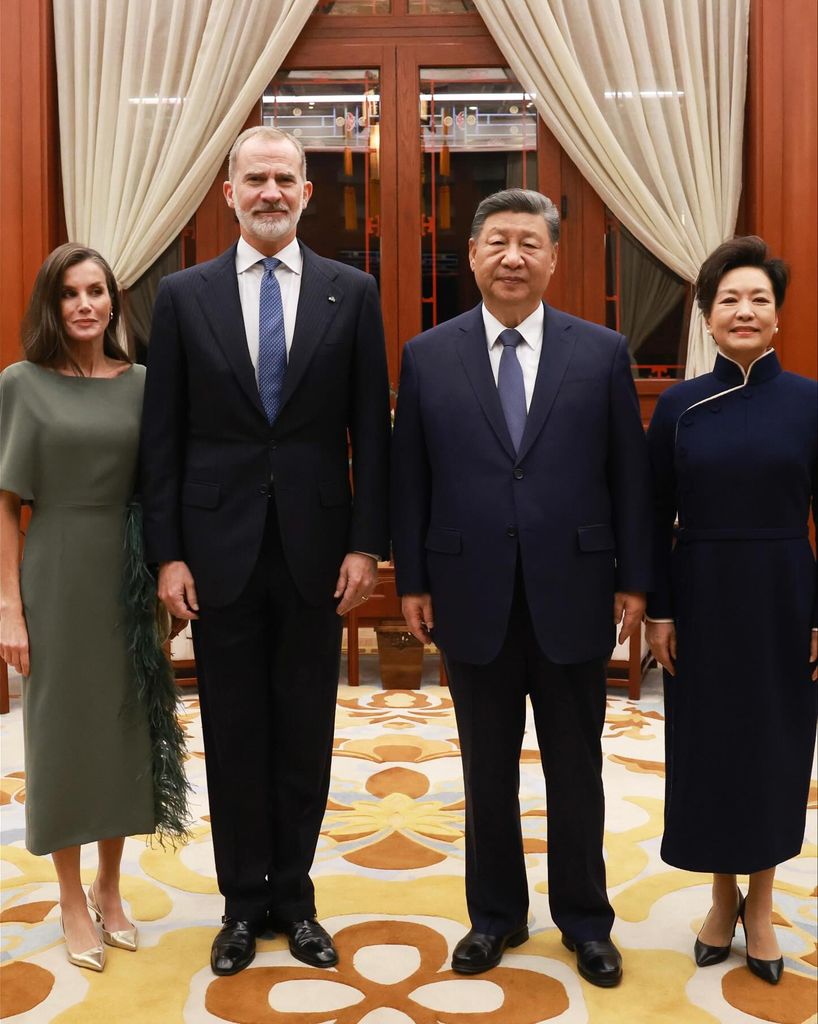 Queen Letizia in a feathered khaki dress beside king felipe and president and first lady of china