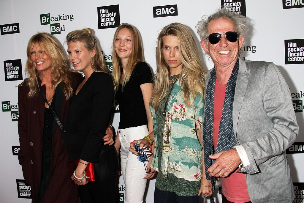 Ella (au centre, en 2013) a parlé de son célèbre grand-père (à l'extrême droite)