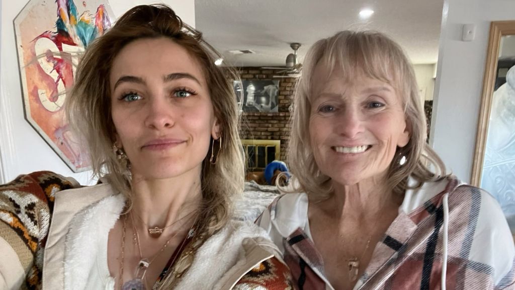 photo instagram de paris jackson et maman Debbie Rowe souriant