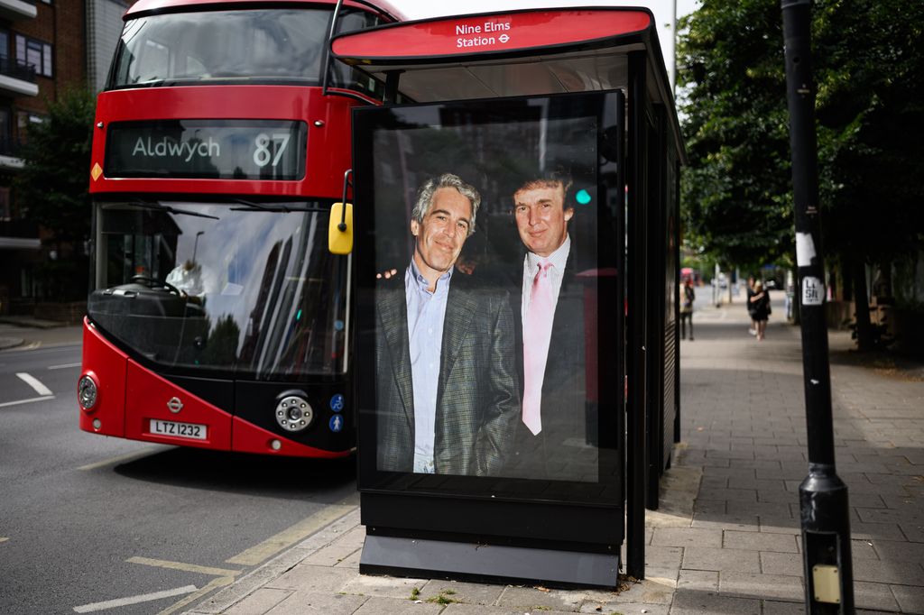 Une photographie du président américain Donald Trump et du délinquant sexuel à l'enfant condamné Jeffrey Epstein est affiché après avoir été installé non officiellement dans un abstaute du tournure le 17 juillet 2025 à Londres, en Angleterre,