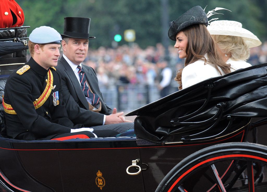 Le prince Harry, le prince Andrew et le duc d'York quittent le palais de Buckingham dans une calèche découverte pour assister au Trooping The Color en 2011.
