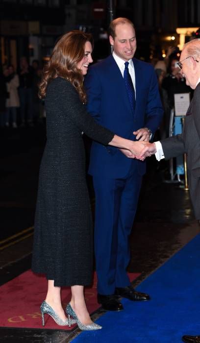 prince william kate middleton chatting to crowds