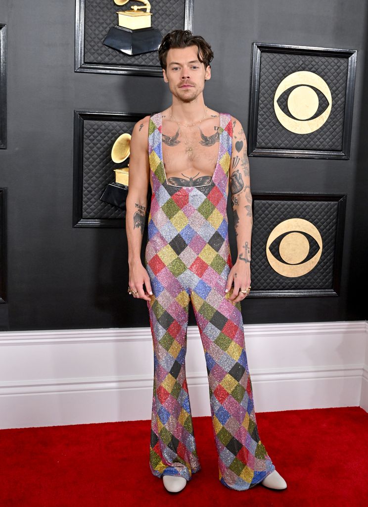 Harry Styles na rozdaniu nagród Grammy 2023 ma na sobie kryształowy kombinezon 