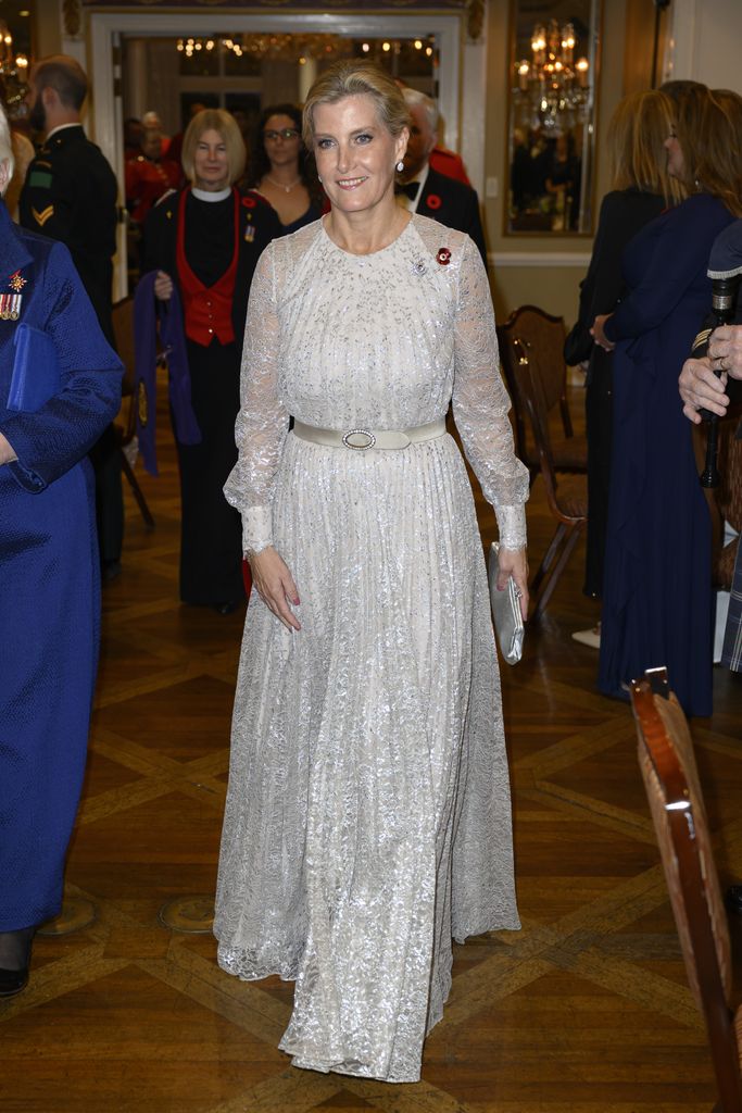 Sophie, Duquesa de Edimburgo, usando um vestido Erdem brilhante no Canadá
