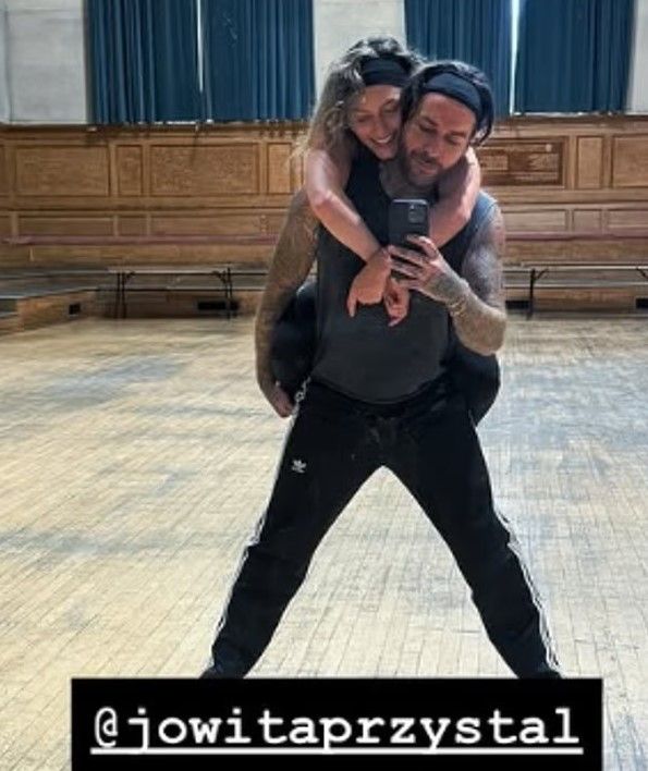 Pete Wicks carrying Jowita Pryzstal on his back