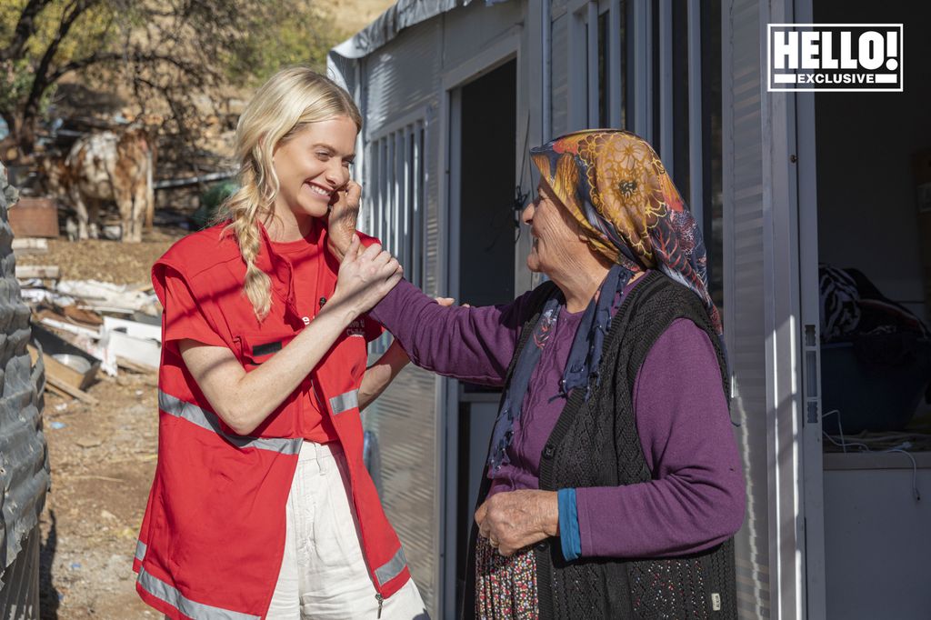Embaixadora da Save the Children, Poppy Delevingne, durante sua missão na Turquia