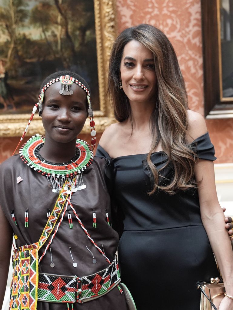  Amal Clooney poses with Alice Ngitir