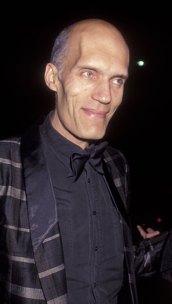 L'acteur Carel Struycken porte une chemise noire et une veste rayée.