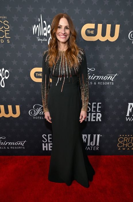 julia roberts in black dress at 2023 critics choice awards red carpet