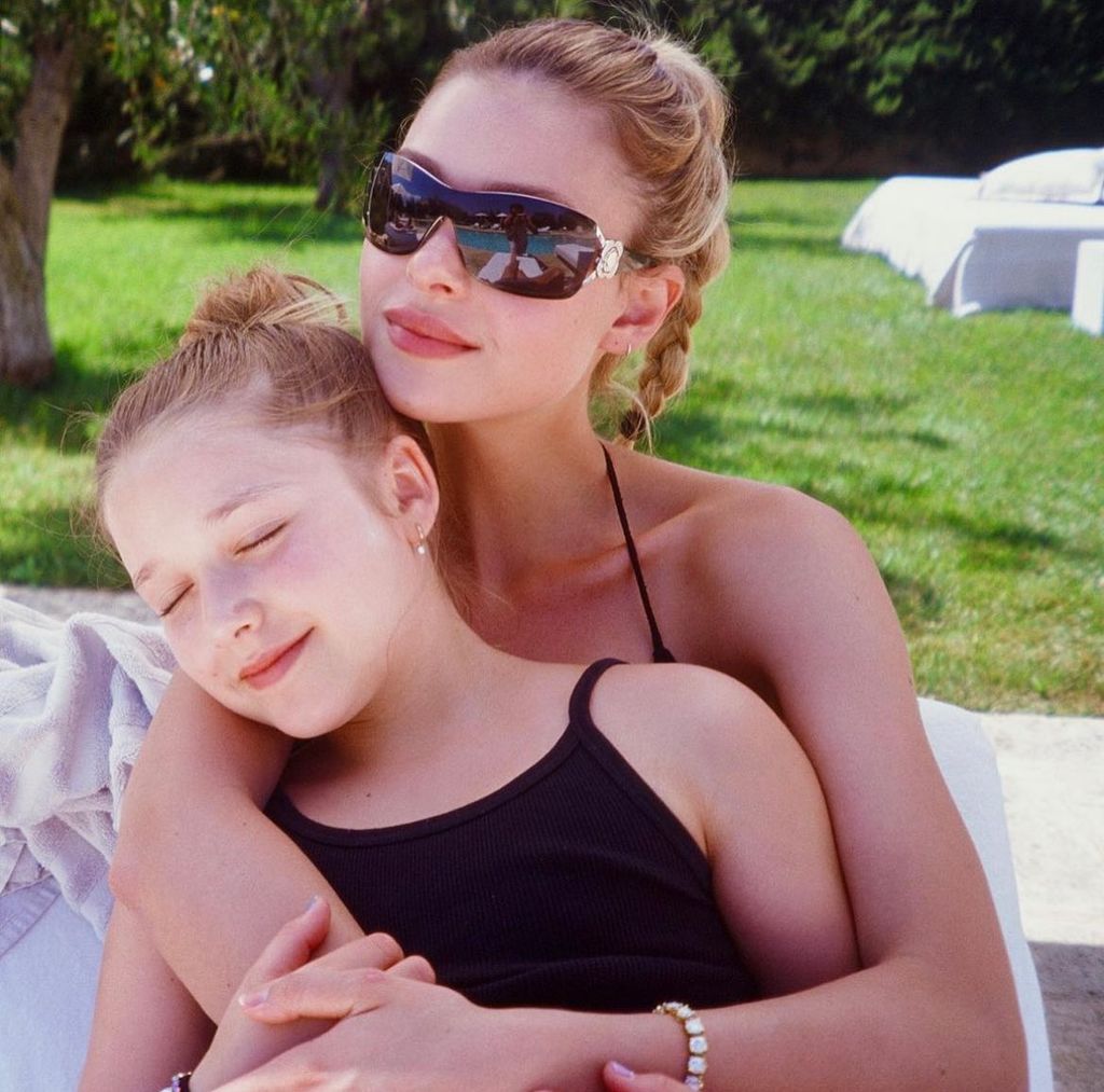 Harper Beckham et Nicola Peltz s'embrassent en maillot de bain