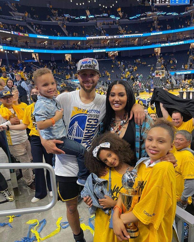 steph curry with family at golden state warriors game