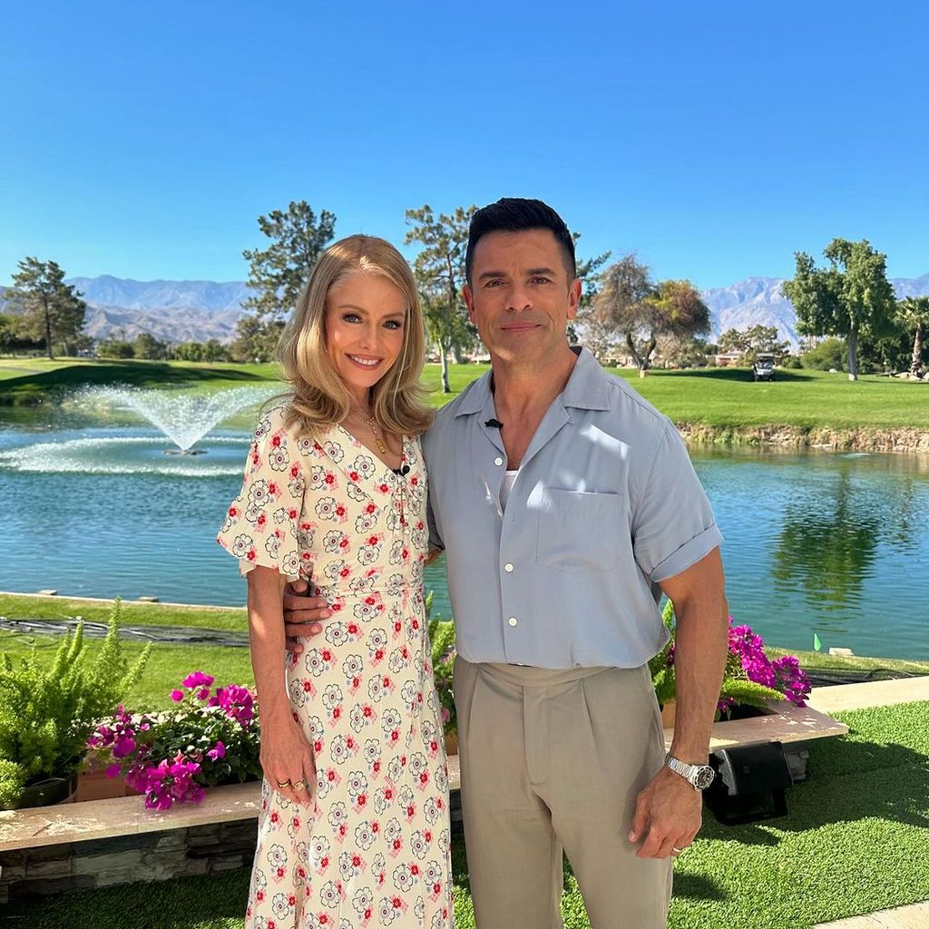 Kelly Ripa i Mark Consuelos pozują na polu golfowym w Kalifornii