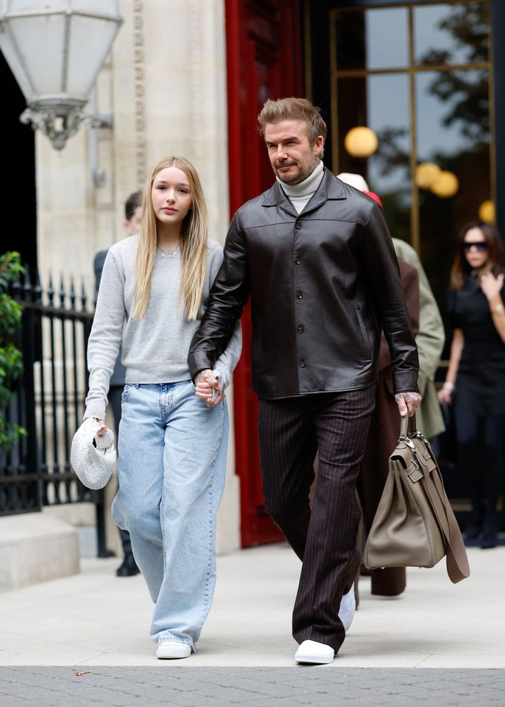   Harper Beckham e David Beckham são vistos em 29 de setembro de 2024 em Paris, França. (Foto de Rachpoot/Bauer-Griffin/GC Images)