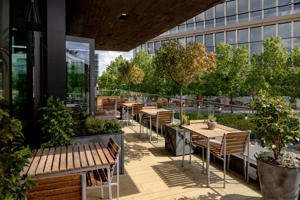 outdoor restaurant seating