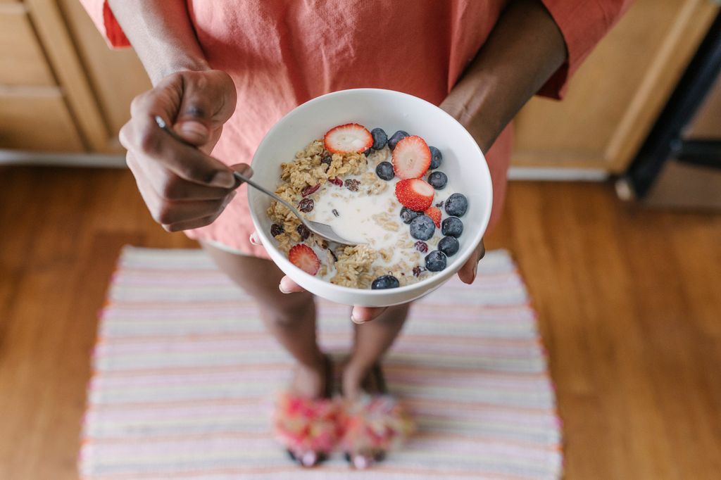 Standing while eating up has become a normal habit in our busy world 