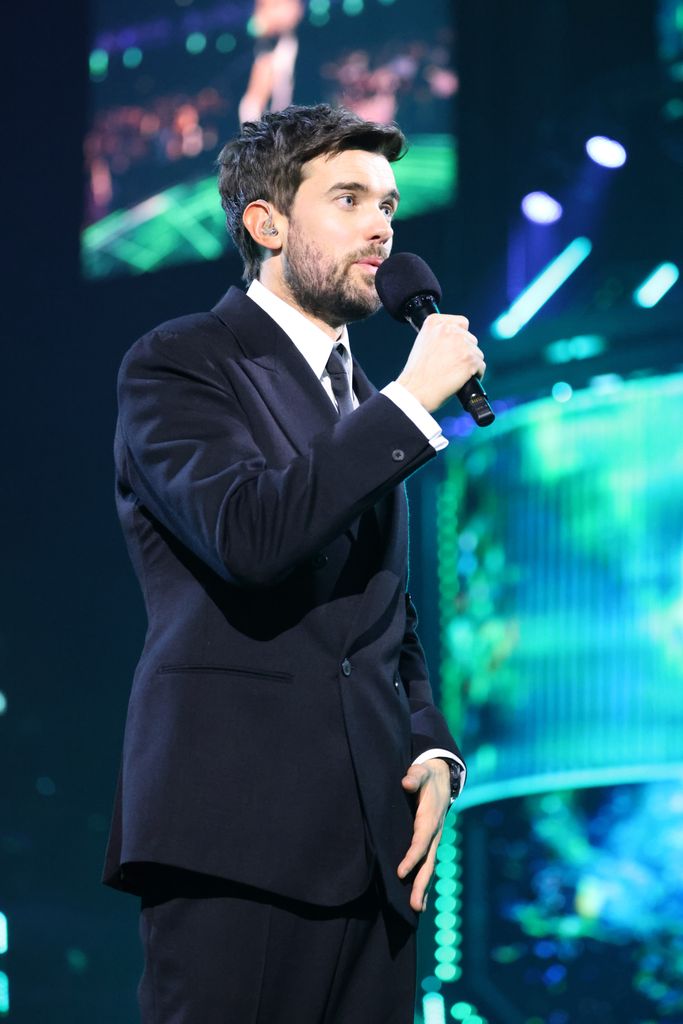 La blague inattendue d’Andrew Mountbatten-Windsor suscite une énorme réaction lors des BRIT 1 Jack Whitehall sur scène lors des BRIT Awards 2026 au Co-op Live le 28 février 2026 à Manchester, en Angleterre. (Photo de JMEnternational/Getty Images)
