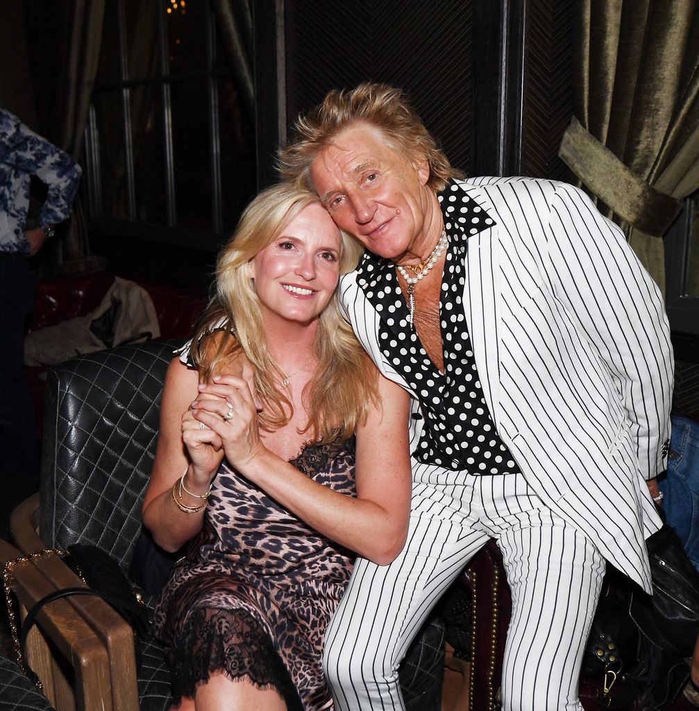 LAS VEGAS, NEVADA - 03 DE AGOSTO: Penny Lancaster Stewart e Sir Rod Stewart comemoram o aniversário de 1 ano do Wolfie's Whisky no The Barbershop Cuts & Cocktails Las Vegas em 03 de agosto de 2024 em Las Vegas, Nevada. (Foto de Denise Truscello/Getty Images para Wolfie's Whisky/The Barbershop Las Vegas)