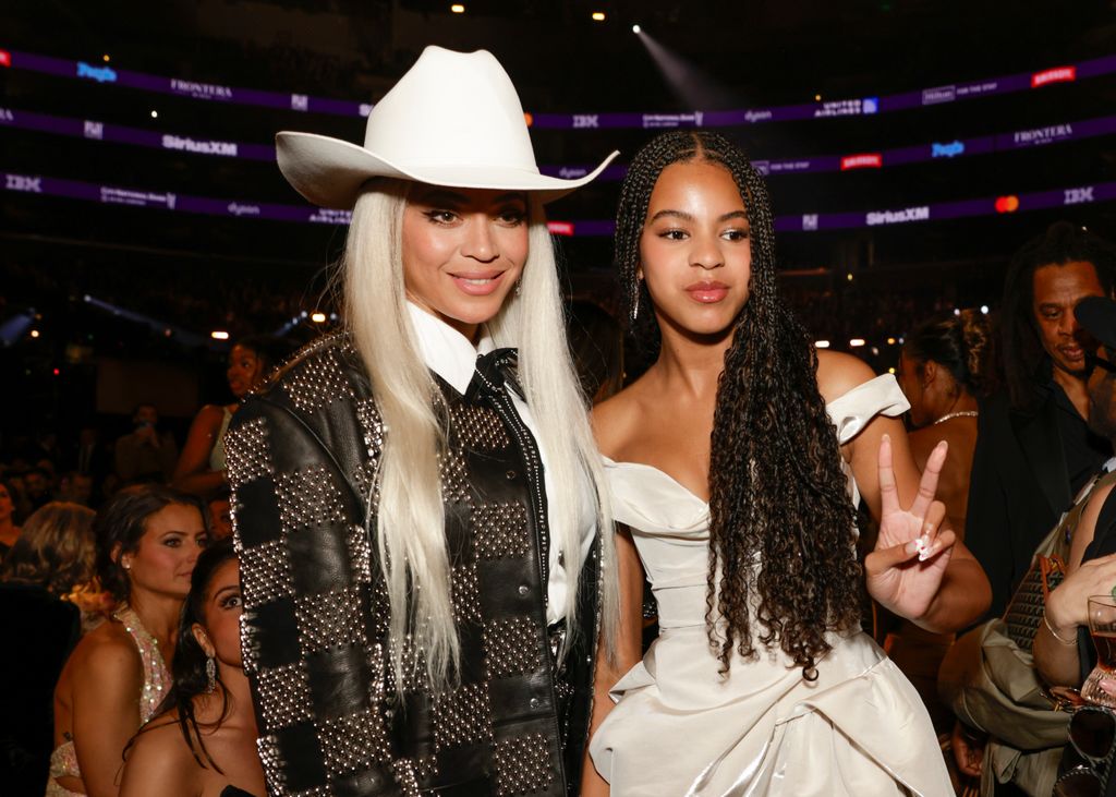 Beyoncé e Blue Ivy Carter nos bastidores do 66º Grammy Awards, transmitido ao vivo na Crypto.com Arena em Los Angeles, Califórnia