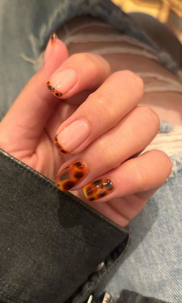 tortoiseshell nails grandmacore nail trend