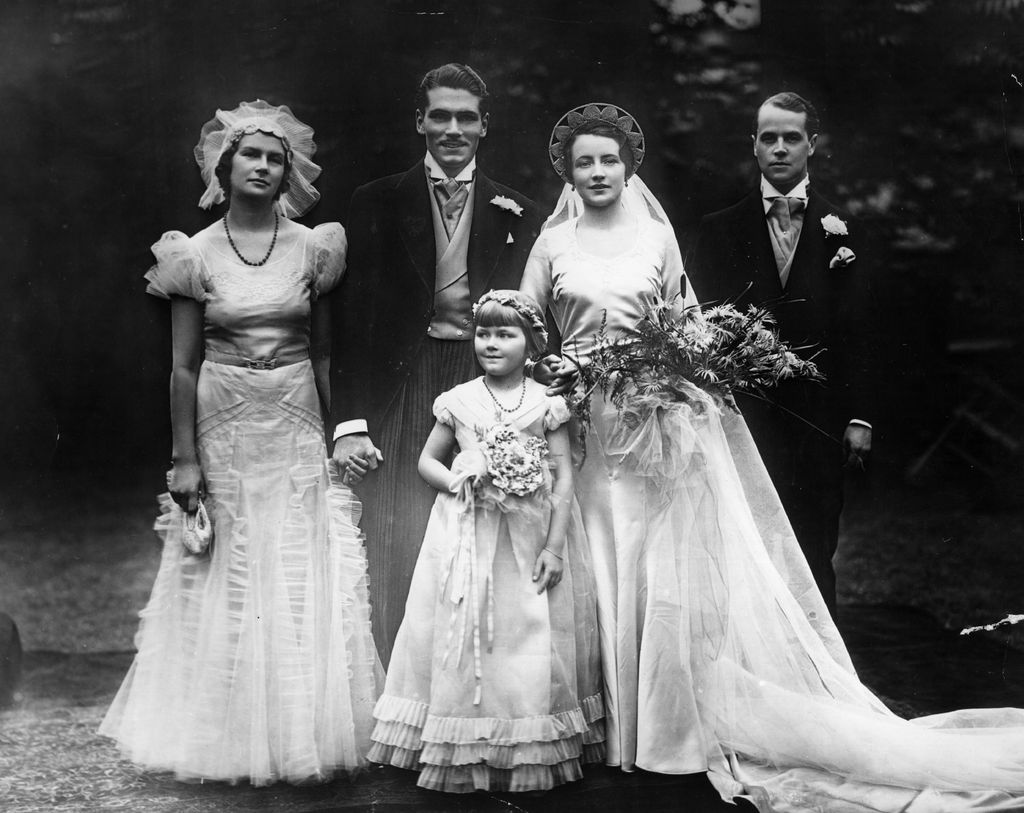 Découvrez les 3 mariages de Laurence Olivier avec de grandes actrices britanniques 1 Laurence Olivier et Jill Esmond le jour de leur mariage, ils sont rejoints par une demoiselle d'honneur, un garçon d'honneur et une bouquetière
