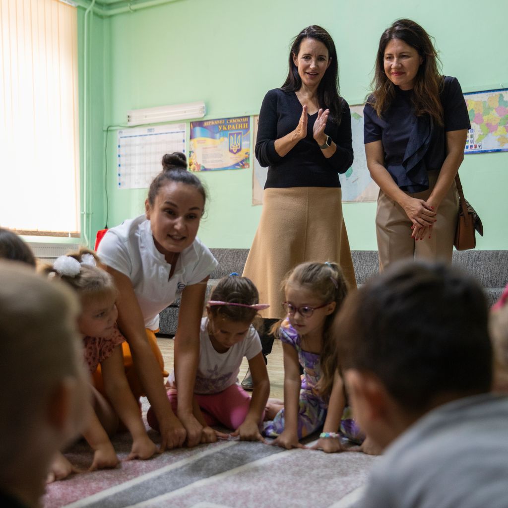 Kristin Davis, meets Ukrainian refugee children at the NGO, AVE Copiii, which promotes children's right
