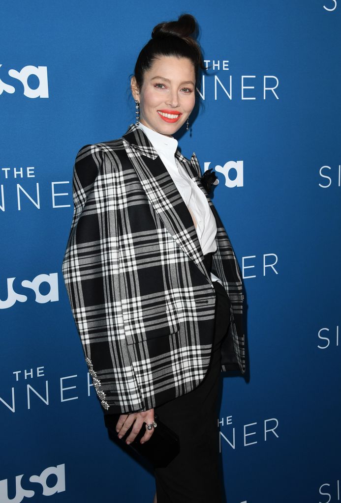 jessica biel blazer rouge à lèvres