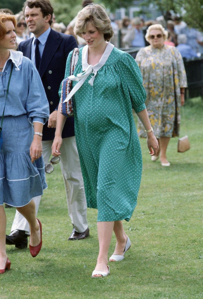 Princesa Diana grávida com vestido verde