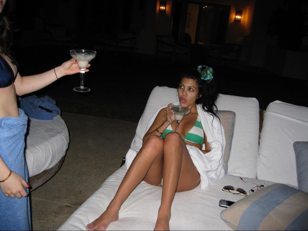 kourtney kardashian wearing bikini 2009