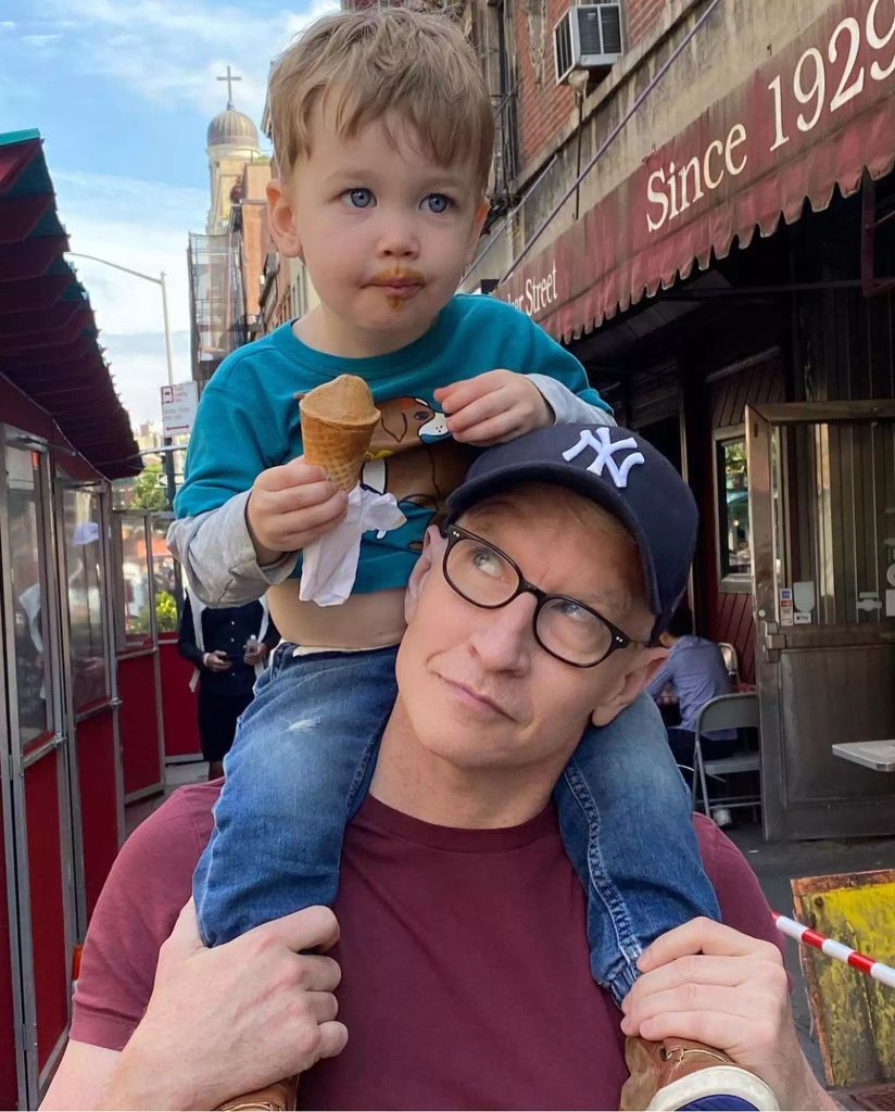 Anderson Cooper quitte CBS dans un geste choquant 3 Anderson Cooper avec son fils Wyatt sur les épaules