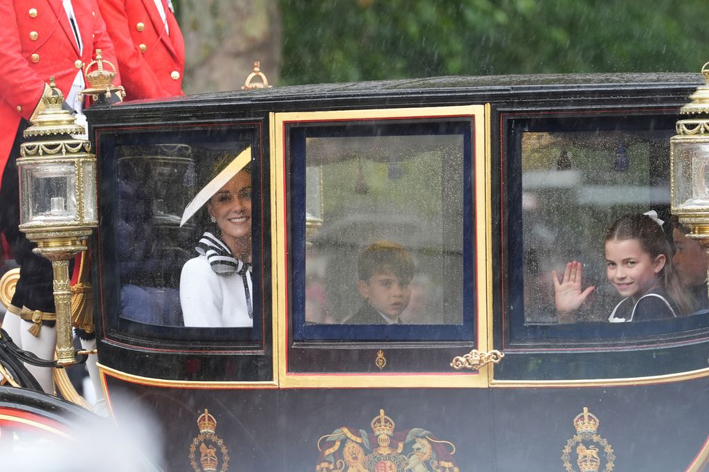 La princesse Kate, le prince Louis et la princesse Charlotte voyagent le long du centre commercial après la cérémonie de parade des couleurs au Horse Guards Parade